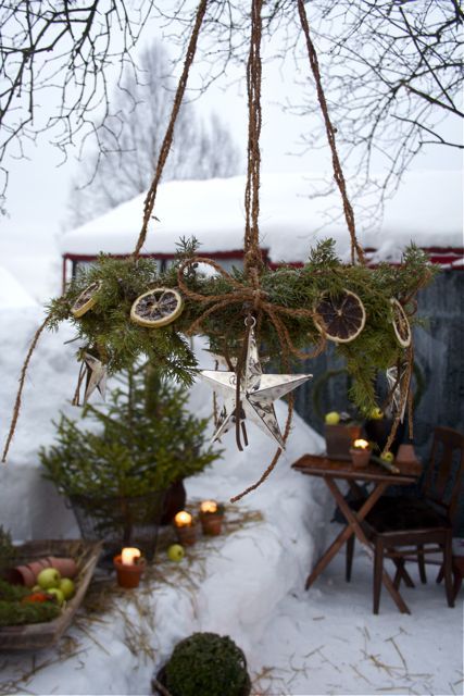 Charming And Beautiful Christmas Garden Decor Ideas