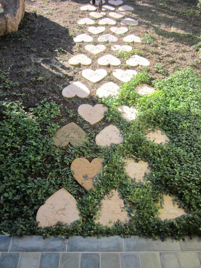 heart-shaped-stones