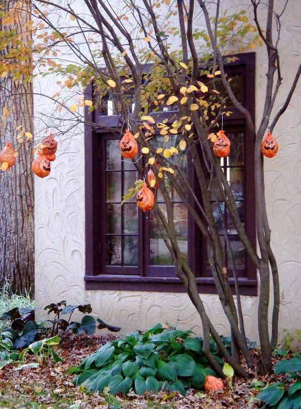 decorate-outdoor-tree-for-halloween-12