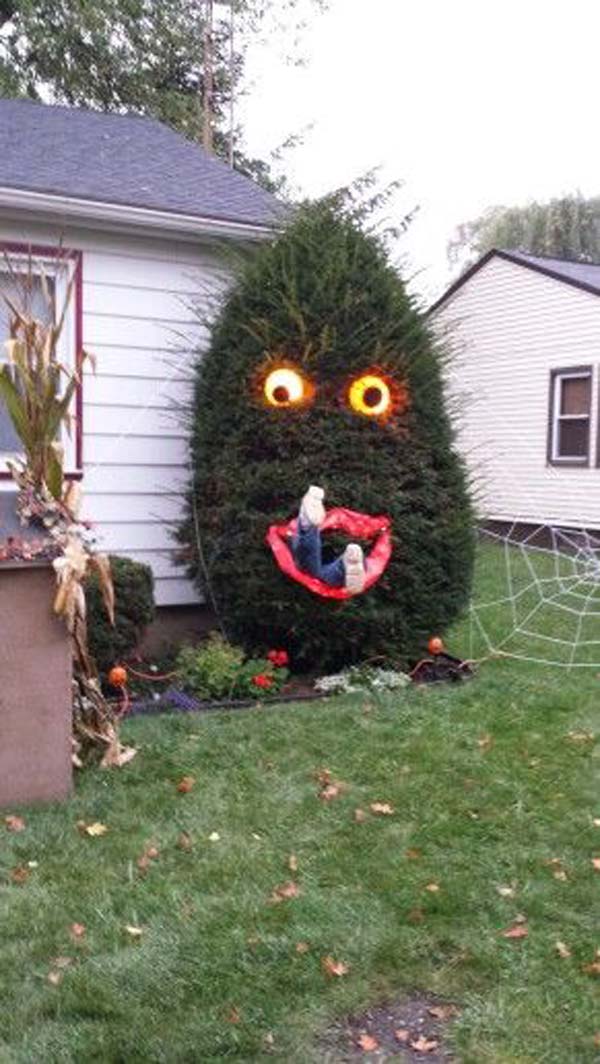 decorate-outdoor-tree-for-halloween-8