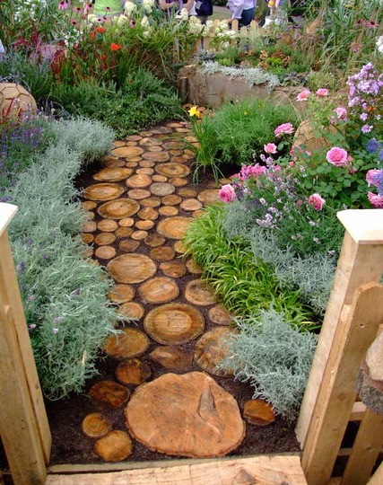 15 Excellent DIY Backyard Decoration & Outside Redecorating Plans 5 Reuse an old tree to make a log pathway