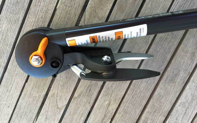 The 180 degree rotational head made for easy transport and storage by keeping the sharp blades tucked against the shaft area. Its full range of motion from 0 degrees to 180 degrees made it ideal for adjusting the proper angle to make proper pruning cuts.