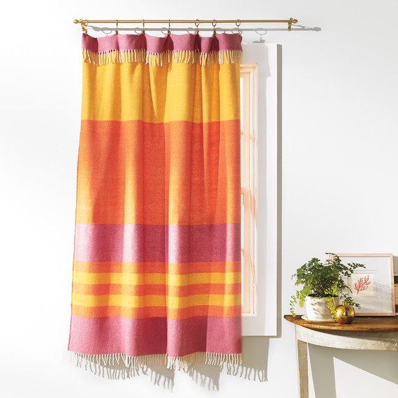blanket-as-curtain-304-d111605.jpg