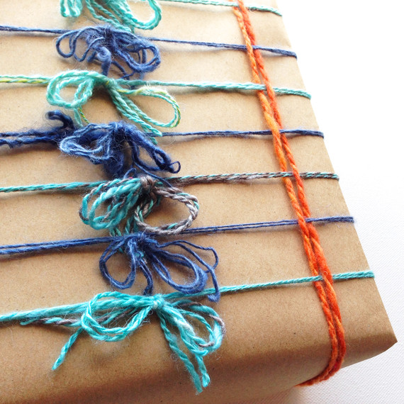 yarn-wrapped-gift-bow-1214.jpg