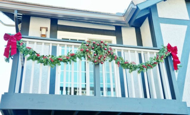 Cozy And Inspiring Christmas Balcony Decor Ideas
