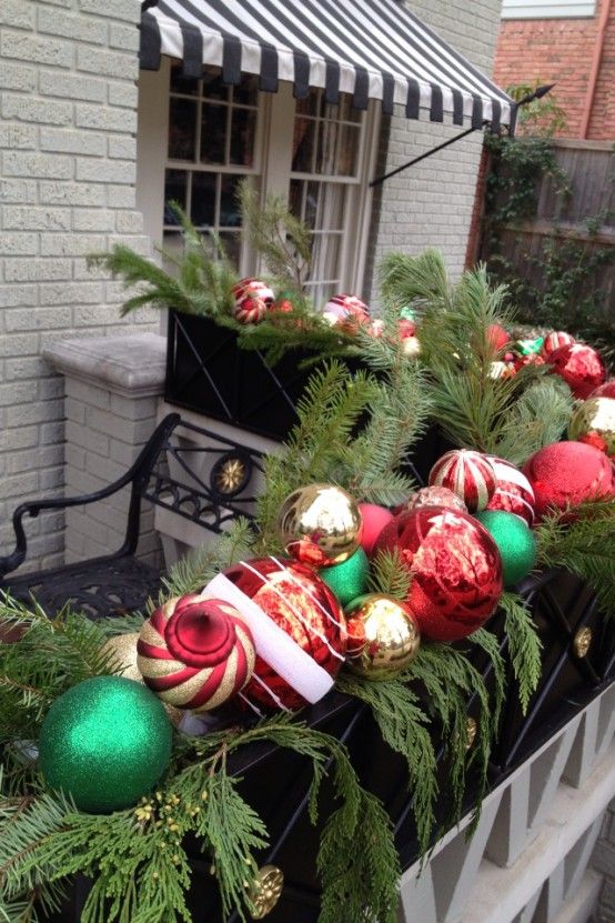 Cozy And Inspiring Christmas Balcony Decor Ideas