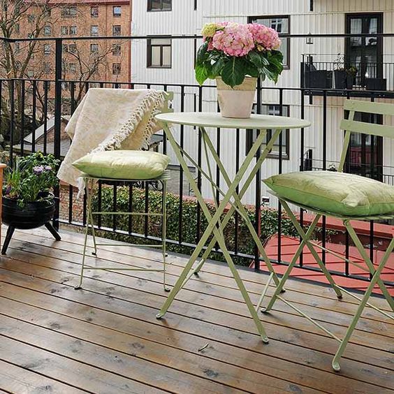 Inspiring And Refreshing Spring Balcony Décor Ideas